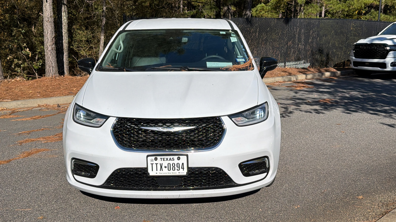 Used 2024 Chrysler Pacifica Touring-L FWD image 3