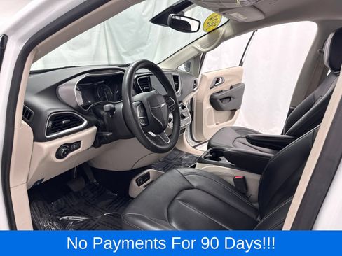 Used 2024 Chrysler Pacifica Touring-L FWD image 9