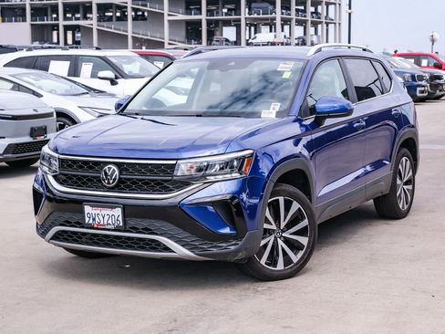 Used 2022 Volkswagen Taos SE w/ Driver Assistance Package FWD image 1