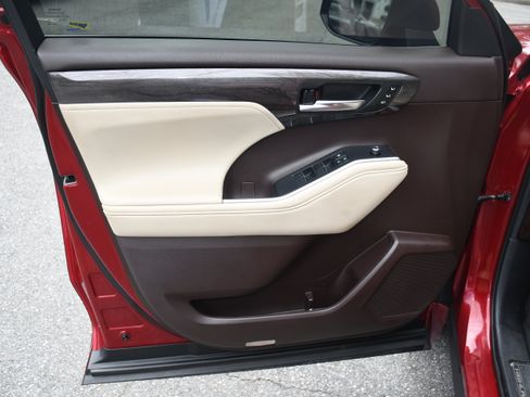 Used 2021 Toyota Highlander Limited FWD image 10
