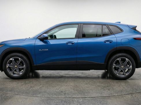 Used 2025 Chevrolet Blazer LT FWD image 5