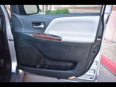 Used 2018 Toyota Sienna Limited Premium w/ Preferred Accessory Package FWD image 38