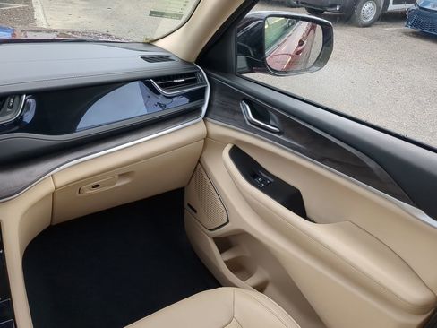 Used 2022 Jeep Grand Cherokee Limited image 17