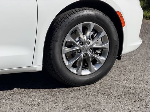 Used 2024 Chrysler Pacifica Touring-L AWD/4WD image 46