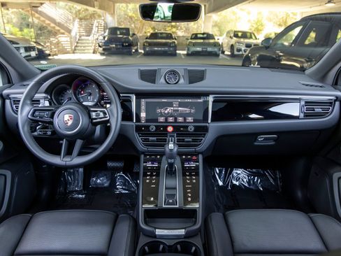 Certified 2026 Porsche Macan AWD/4WD image 35