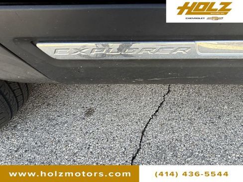 Used 2018 Ford Explorer XLT image 30