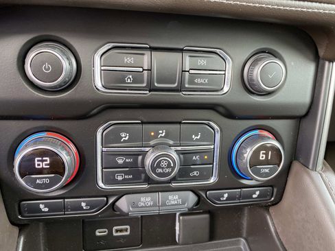 Used 2021 Chevrolet Suburban Z71 w/ Luxury Package image 16