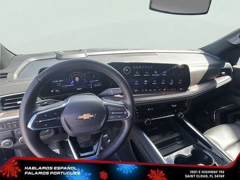 Used 2025 Chevrolet Suburban Premier RWD image 17