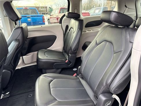 Used 2023 Chrysler Pacifica Touring-L image 10