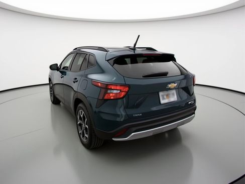 Used 2025 Chevrolet Trax LT FWD image 6