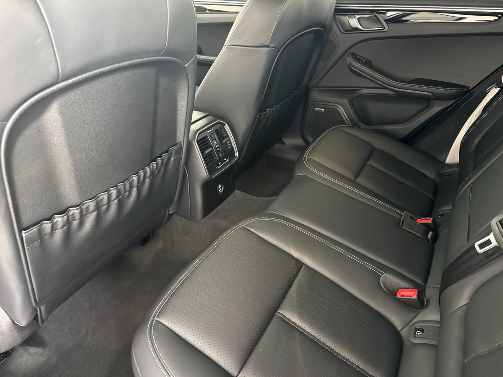 Certified 2025 Porsche Macan AWD/4WD image 14