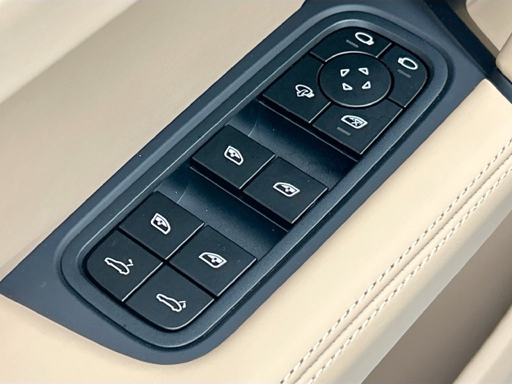 Used 2026 Porsche Cayenne AWD/4WD image 23