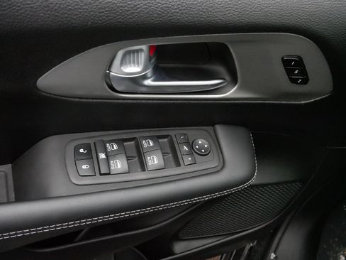 Used 2024 Chrysler Pacifica Limited w/ S Appearance Package image 19