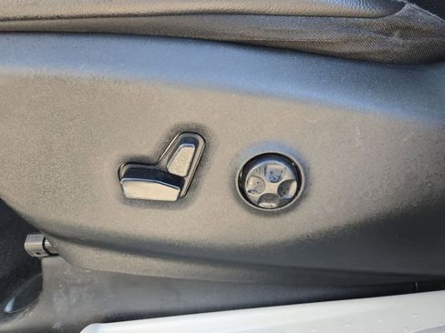 Used 2018 Chrysler Pacifica Touring-L image 16