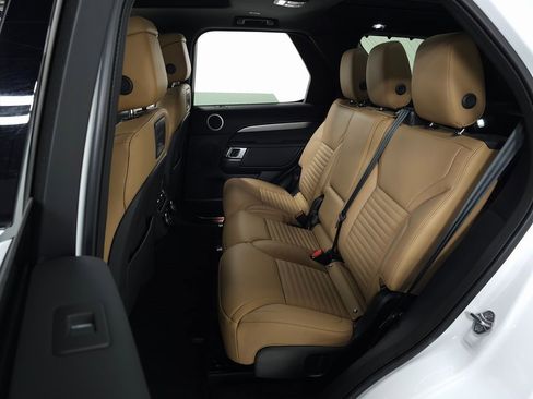 Used 2025 Land Rover Discovery Dynamic SE image 37