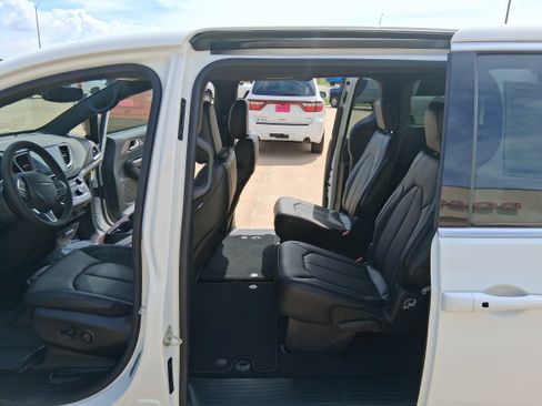 New 2027 Chrysler Pacifica Select FWD image 17