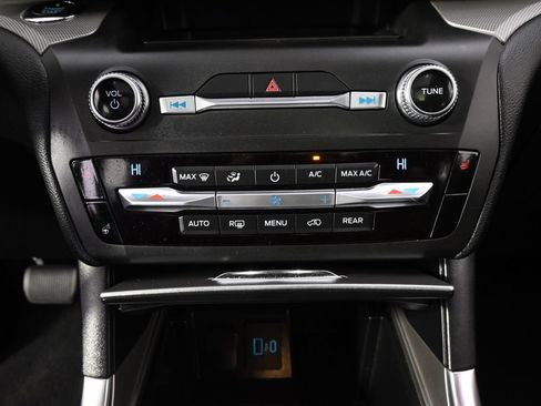 Used 2020 Ford Explorer XLT w/ Equipment Group 202A AWD/4WD image 31