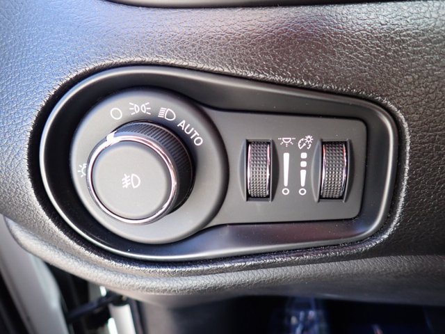 Used 2019 Jeep Renegade Latitude w/ Safety & Security Group II AWD/4WD image 16