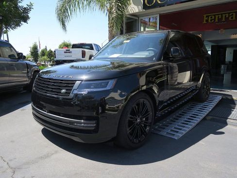 Used 2025 Land Rover Range Rover SE AWD/4WD image 2