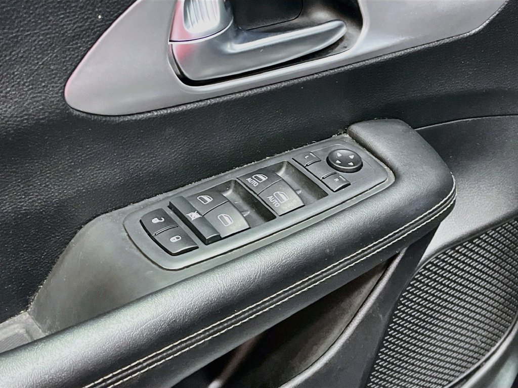 Used 2020 Chrysler Pacifica Touring-L w/ S Appearance Package FWD image 18