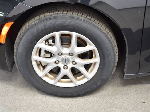 Used 2023 Chrysler Pacifica Touring-L FWD image 36