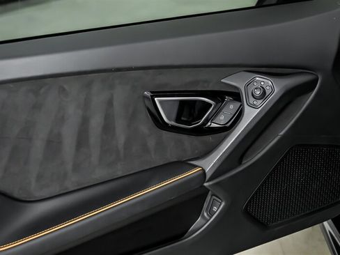 Used 2020 Lamborghini Huracan EVO RWD image 13