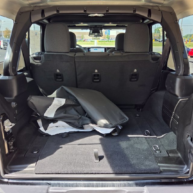 Used 2026 Jeep Wrangler Unlimited Rubicon AWD/4WD image 14