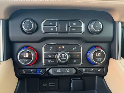 Used 2023 Chevrolet Suburban Premier AWD/4WD image 29