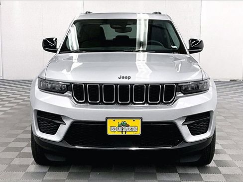 Used 2023 Jeep Grand Cherokee Laredo image 3