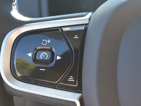 Used 2023 Volvo XC90 B6 Plus image 23