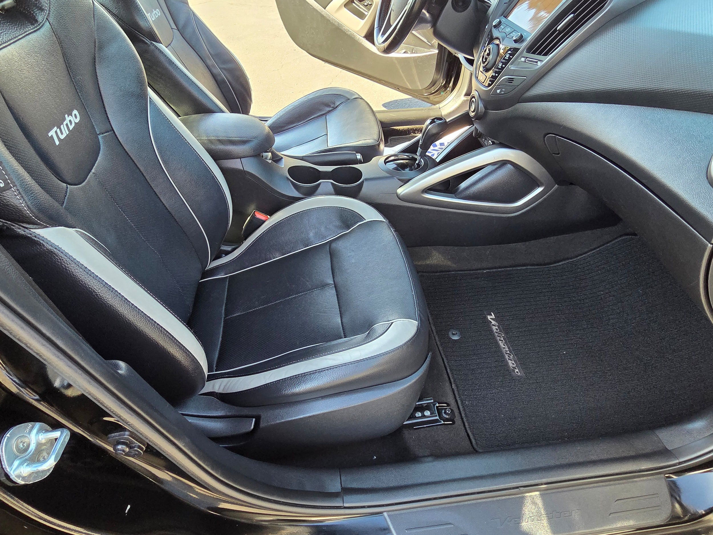 Used 2015 Hyundai Veloster Turbo w/ Option Group 04 FWD image 25