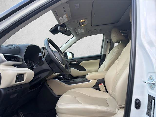 Used 2024 Toyota Highlander XLE AWD/4WD image 11