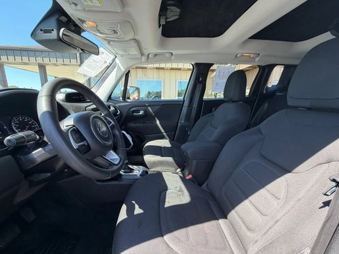 Used 2018 Jeep Renegade Latitude FWD image 16