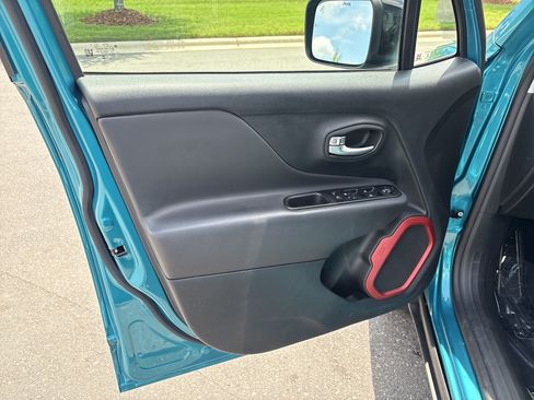 Certified 2022 Jeep Renegade Trailhawk AWD/4WD image 15