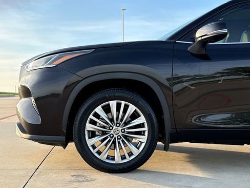 Used 2020 Toyota Highlander Platinum FWD image 5