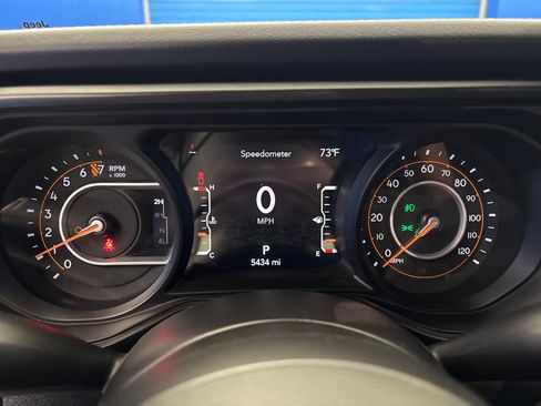 Used 2025 Jeep Gladiator Mojave w/ Convenience Group AWD/4WD image 16