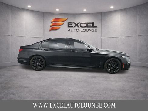 Used 2022 BMW 740i w/ M Sport Package RWD image 10