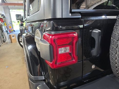 Used 2018 Jeep Wrangler Unlimited Sahara AWD/4WD image 30