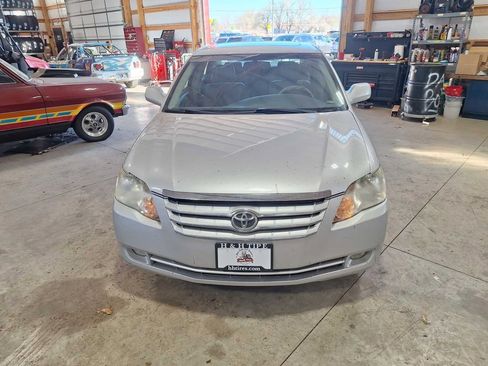 Used 2005 Toyota Avalon XLS image 11
