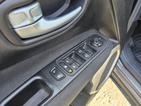 Used 2016 Jeep Renegade Latitude w/ Cold Weather Group image 27