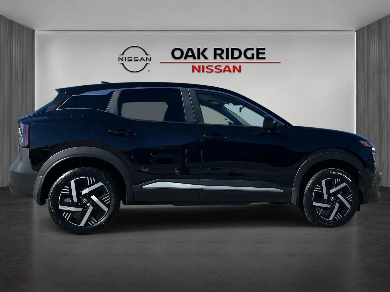 Used 2025 Nissan Kicks SV w/ Illumination Package FWD image 2