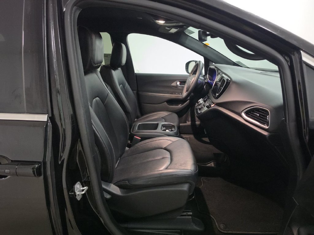 Used 2025 Chrysler Pacifica Select FWD image 5
