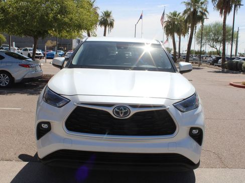Used 2022 Toyota Highlander LE AWD/4WD image 13