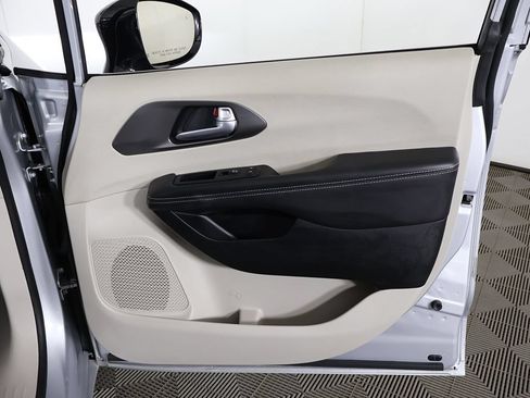 Used 2024 Chrysler Pacifica Touring-L FWD image 24