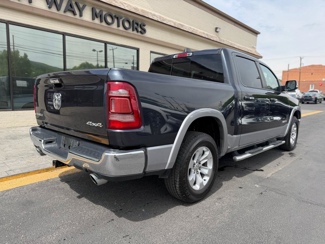 Used 2021 RAM 1500 Laramie AWD/4WD image 3