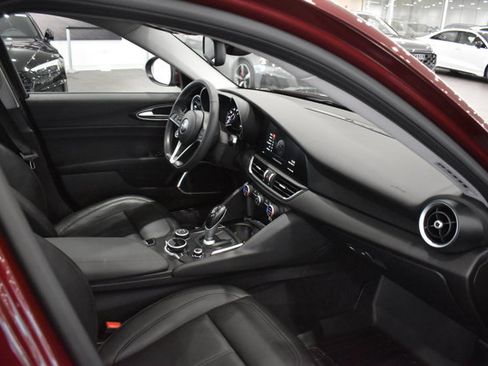 Used 2018 Alfa Romeo Giulia AWD image 22