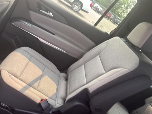 Used 2025 Chevrolet Traverse LT image 3