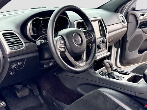 Used 2017 Jeep Grand Cherokee Altitude image 4