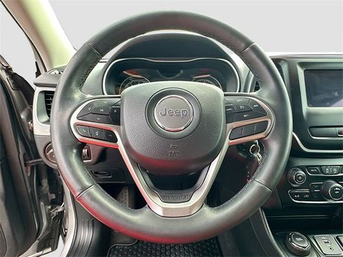 Used 2019 Jeep Cherokee Latitude w/ Cold Weather Group image 11