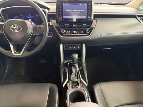 Used 2022 Toyota Corolla Cross XLE image 11